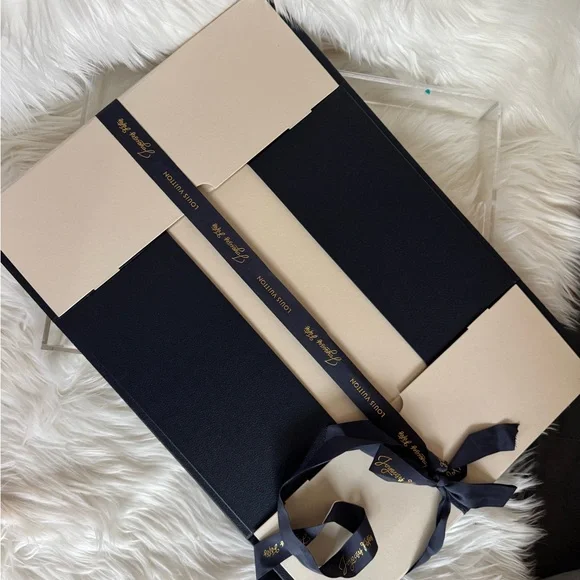 LOUIS VUITTON Foldable Gift Box in navy blue & gold  display picture 1